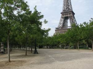 Blick auf den Eiffelturm vom Champs de Mars