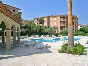 Location de vacances dans le Sud de la France. Photo de la piscine d'un appartement T3 à Saint Tropez, Côte d'Azur (PR-723)