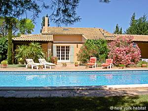 Location de vacances dans le sud de la France. Photo d'une villa T5 à Rochefort du Gard, région d'Avignon (PR-688)