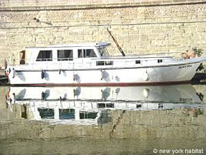Location de vacances à Paris. Photo d'un appartement T2 sur une péniche à la Villette, Cité des Sciences (PA-3374)