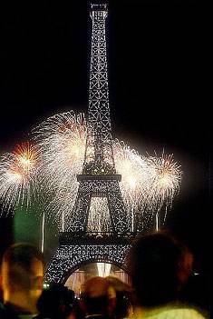 Photo des feux d'articfice du 14 Juillet et de la Tour Eiffel