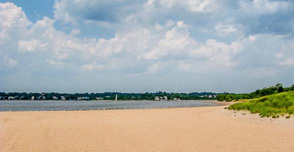 Le spiagge del Great Kills Park sulla Staten Island offrono una vista panoramica sia sulla marina di Great Kills che sulla Lower Bay di New York