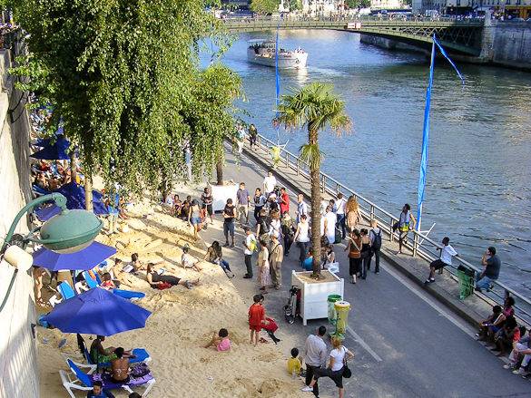 Vista di Paris Plage, sulle rive della Senna