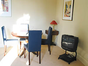 London 3 Bedrooms apartment living room photo 4