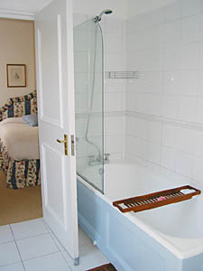 London 3 Bedrooms apartment bathroom 1 photo 8