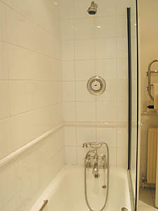 Londres T2 appartements location vacances - salle d'eau (LN-37) photo 2 de 2