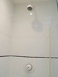 London 2 Bedroom accommodation - bathroom 1 (LN-38) photo 1 of 2