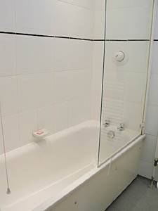 London 2 Bedroom accommodation - bathroom 1 (LN-38) photo 2 of 2