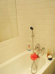 London 2 Bedroom accommodation - bathroom 1 (LN-41) photo 1 of 4