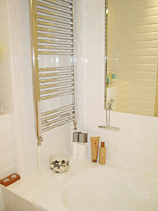 London 2 Bedroom accommodation - bathroom 1 (LN-41) photo 2 of 4