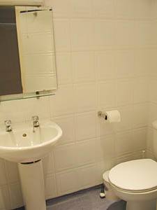 London 2 Bedroom accommodation - bathroom 1 (LN-44) photo 1 of 3