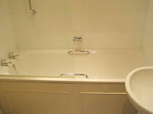 London 2 Bedroom accommodation - bathroom 1 (LN-44) photo 3 of 3