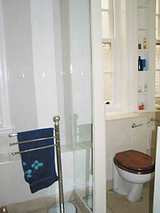 London 4 Bedroom apartment - bathroom 1 (LN-57) photo 2 of 3