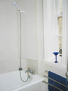 London 4 Bedroom apartment - bathroom 1 (LN-57) photo 3 of 3