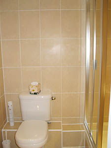 London 2 Bedrooms accommodation - bathroom 1 (LN-69) photo 2 of 2