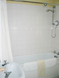 Londres T3 appartements location vacances - salle d'eau 1 (LN-80) photo 1 de 2