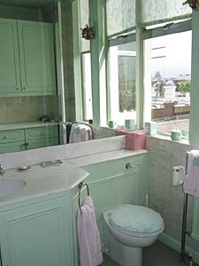 London 3 Bedrooms accommodation - bathroom 1 (LN-122) photo 1 of 4