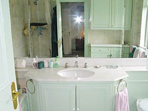 London 3 Bedrooms accommodation - bathroom 1 (LN-122) photo 2 of 4