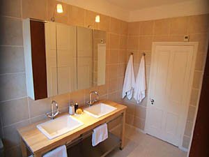 London 2 Bedroom accommodation - bathroom 1 (LN-257) photo 3 of 3