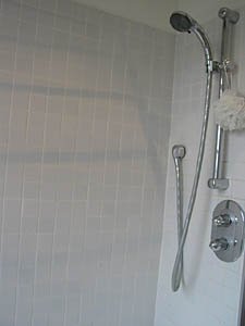 London 2 Bedroom - Duplex accommodation - bathroom 1 (LN-261) photo 2 of 2