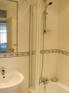 London 1 Bedroom accommodation bathroom photo 7