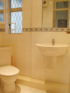 London 1 Bedroom accommodation bathroom photo 8
