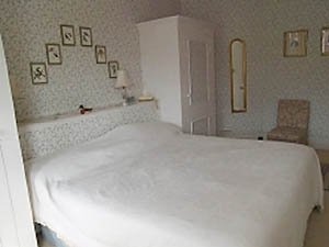London 3 Bedroom accommodation - bedroom 1 (LN-359) photo 3 of 3