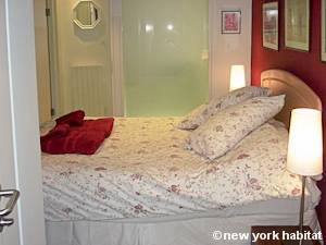 London 1 Bedroom accommodation - bedroom (LN-403) photo 2 of 2