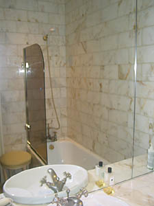 London 1 Bedroom accommodation bathroom 1 photo 9