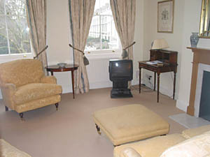 London 2 Bedrooms accommodation living room photo 2