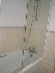 London 2 Bedrooms accommodation bathroom 1 photo 7