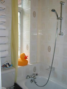 London 3 Bedroom - Duplex accommodation - bathroom 1 (LN-500) photo 1 of 2