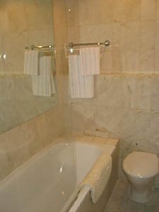 London 2 Bedroom - Duplex apartment - bathroom 1 (LN-529) photo 1 of 4