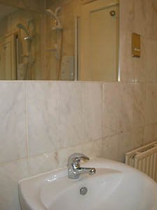 London 2 Bedroom - Duplex apartment - bathroom 1 (LN-529) photo 2 of 4