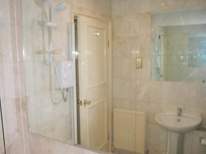 London 2 Bedroom - Duplex apartment - bathroom 1 (LN-529) photo 3 of 4