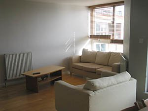 London 2 Bedrooms - Duplex apartment living room photo 4
