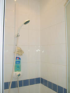 London 1 Bedroom accommodation - bathroom (LN-559) photo 1 of 3