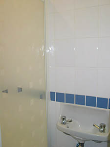 London 1 Bedroom accommodation - bathroom (LN-559) photo 2 of 3