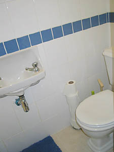 London 1 Bedroom accommodation - bathroom (LN-559) photo 3 of 3
