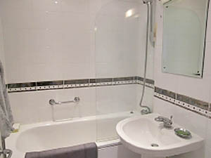London 2 Bedroom accommodation - bathroom 1 (LN-560) photo 1 of 1
