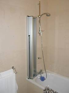 London 2 Bedroom accommodation - bathroom 1 (LN-566) photo 2 of 4