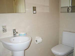 London 2 Bedroom accommodation - bathroom 1 (LN-566) photo 4 of 4