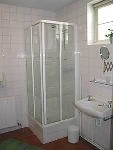 London Studio accommodation - bathroom (LN-569) photo 1 of 2