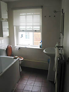 London 1 Bedroom - Duplex accommodation - bathroom 1 (LN-630) photo 1 of 3