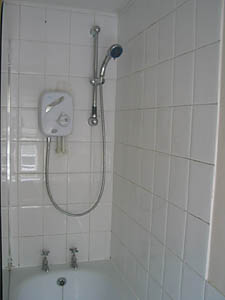 London 1 Bedroom - Duplex accommodation - bathroom 1 (LN-630) photo 2 of 3