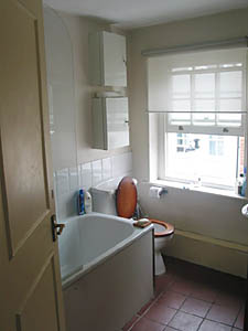 London 1 Bedroom - Duplex accommodation - bathroom 1 (LN-630) photo 3 of 3