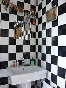 London 2 Bedroom - Duplex accommodation - bathroom 1 (LN-817) photo 1 of 4