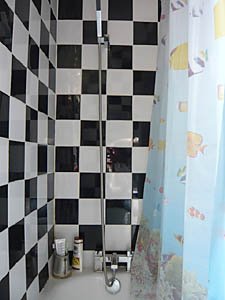 London 2 Bedroom - Duplex accommodation - bathroom 1 (LN-817) photo 2 of 4