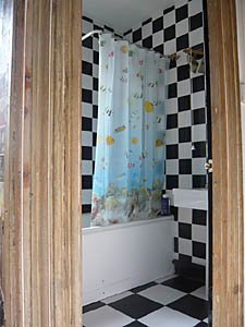 London 2 Bedroom - Duplex accommodation - bathroom 1 (LN-817) photo 3 of 4