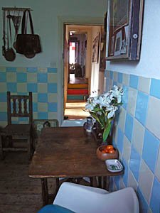 London 2 Bedroom - Duplex accommodation - kitchen (LN-817) photo 2 of 4